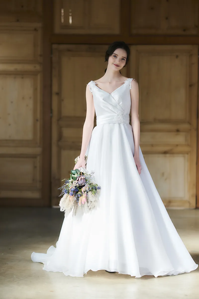 ---Vestido de novia corte A de organza y raso con escote en pico--