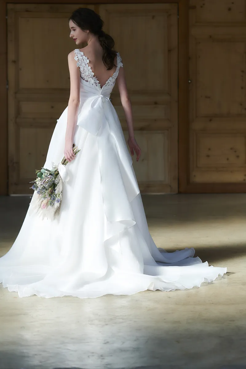 ---Vestido de novia corte A de organza y raso con escote en pico--