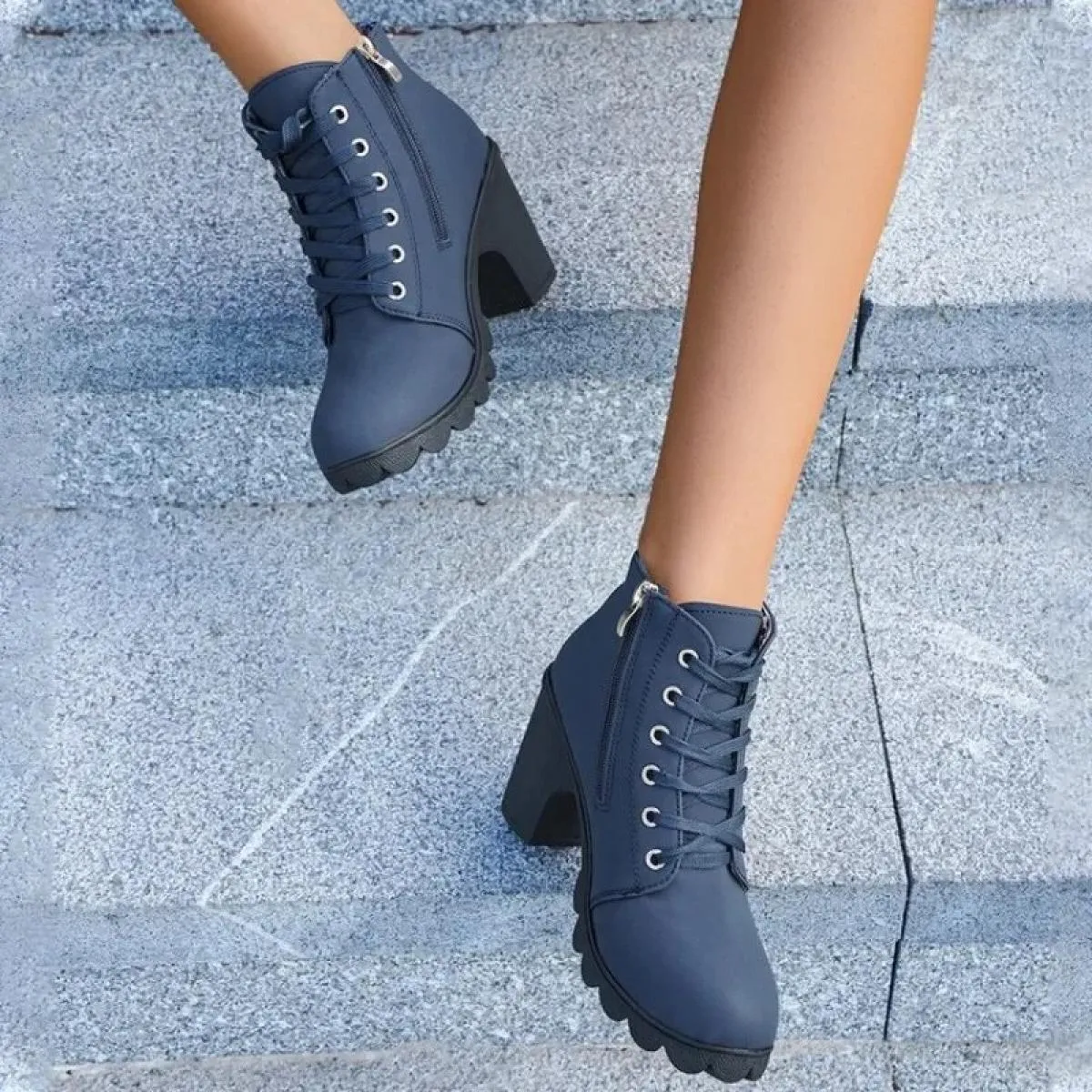 2024 Vendita calda Inverno Pu Classico moderno con tacco quadrato Lace Up Testa tonda Tacco medio Moda Donna Stivali Bottes Pour