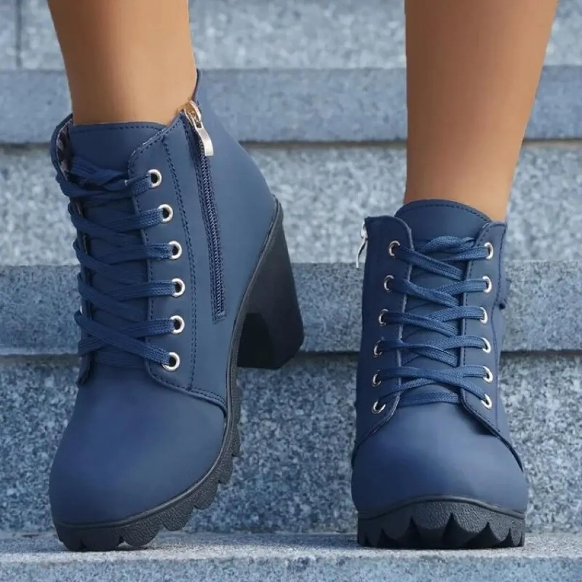 2024 Vendita calda Inverno Pu Classico moderno con tacco quadrato Lace Up Testa tonda Tacco medio Moda Donna Stivali Bottes Pour