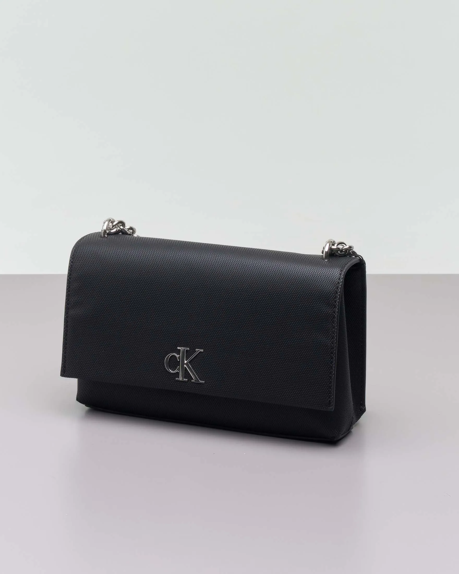 Borsa nera con patta in similpelle saffiano e tracolla a scorrimento a catena argento