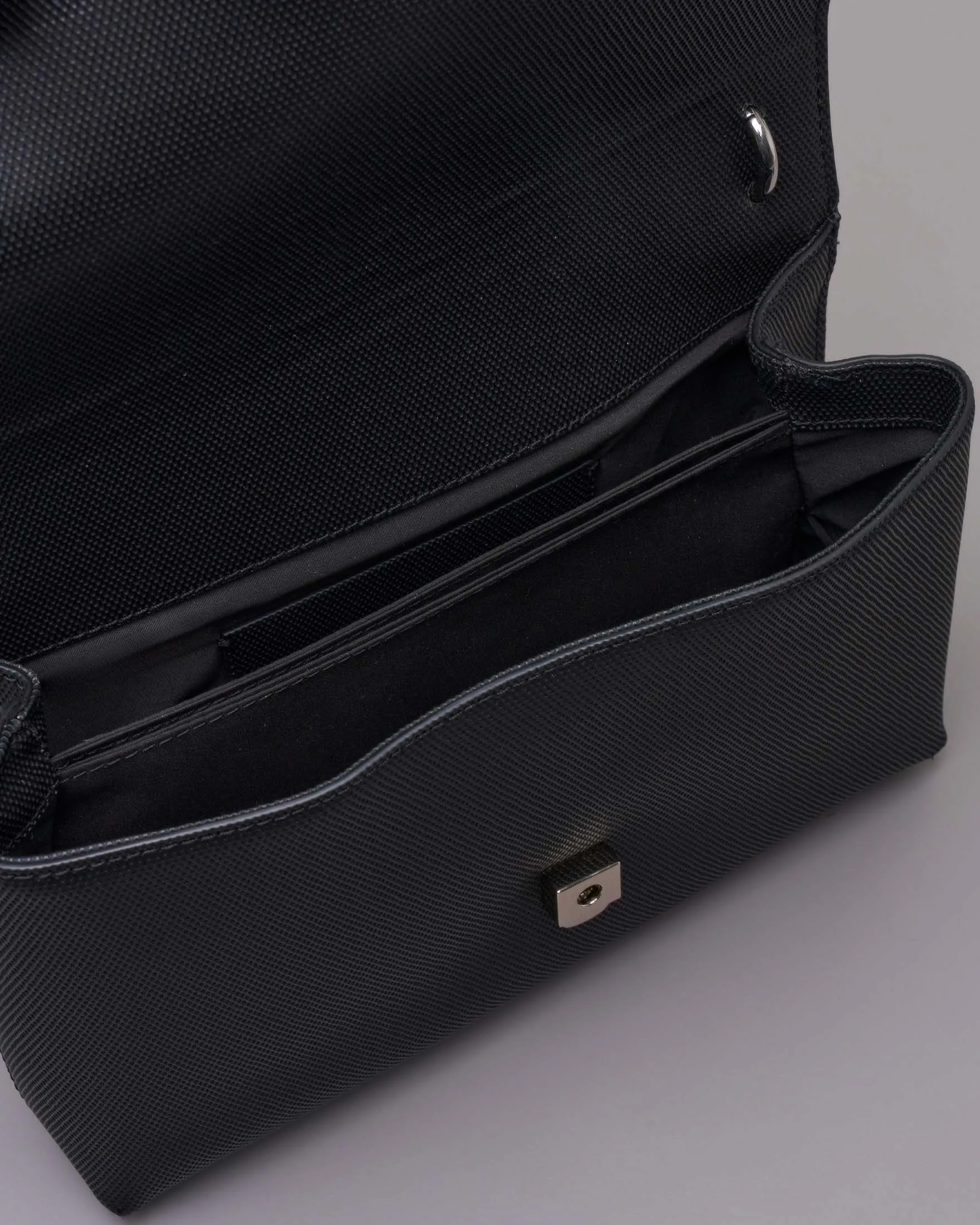 Borsa nera con patta in similpelle saffiano e tracolla a scorrimento a catena argento