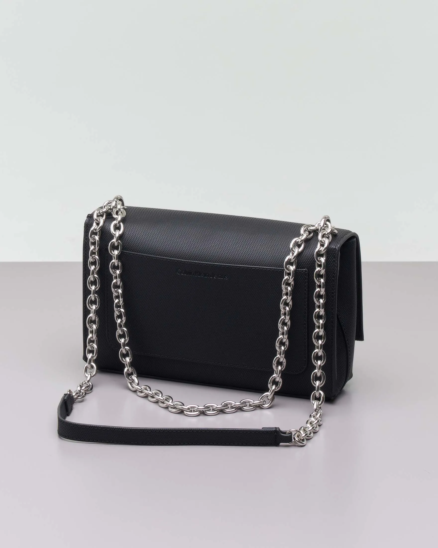 Borsa nera con patta in similpelle saffiano e tracolla a scorrimento a catena argento