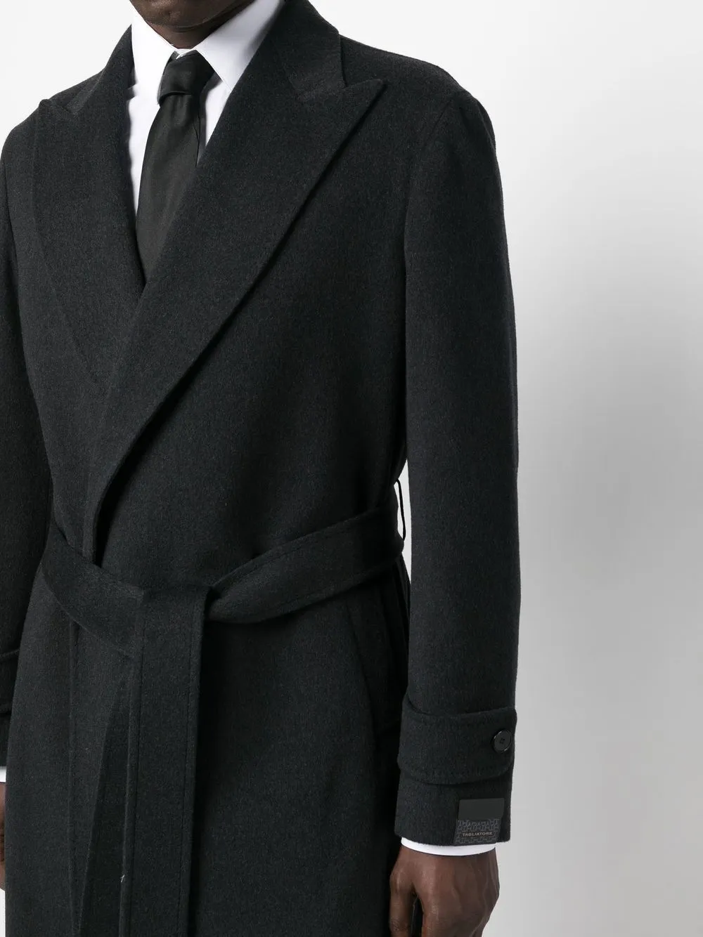 cappotto grigio scuro con cintura