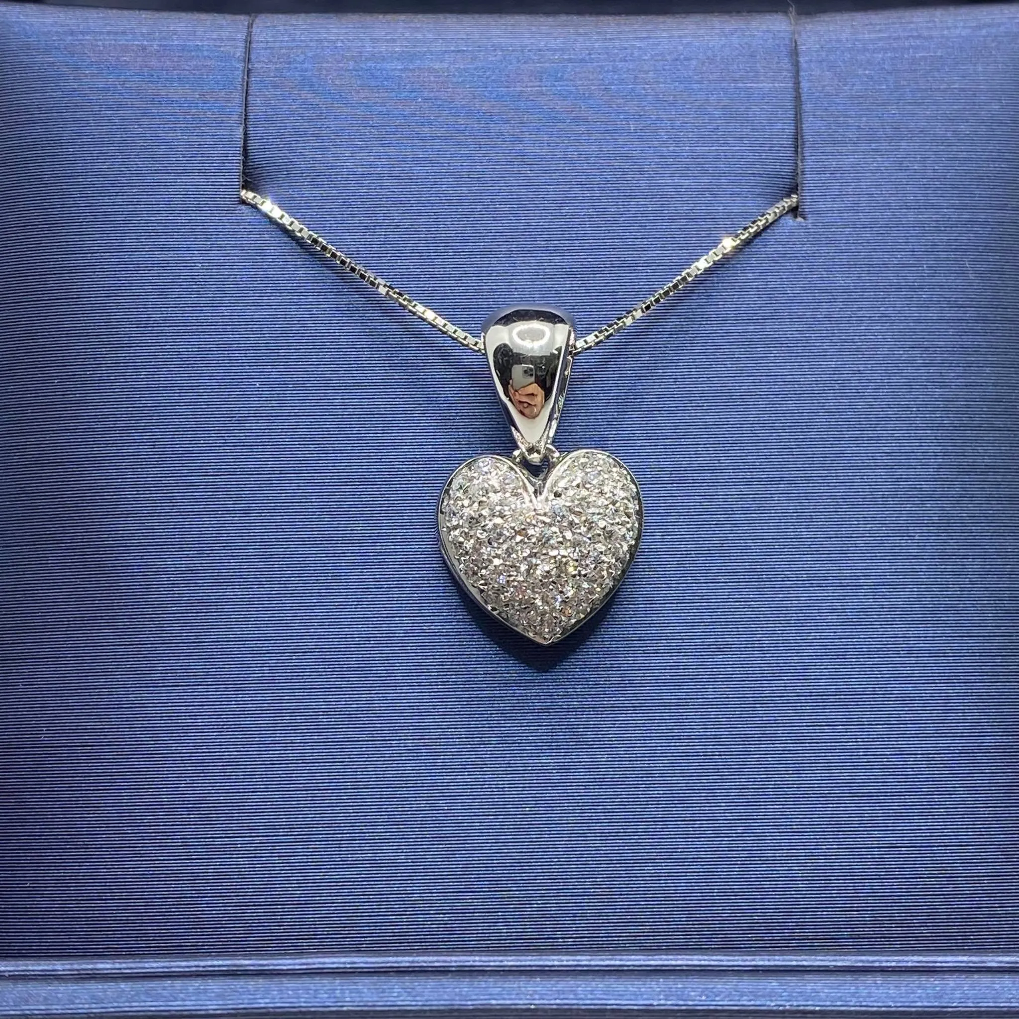 Collana a Cuore in Oro Bianco e Brillanti Ct. 0.35