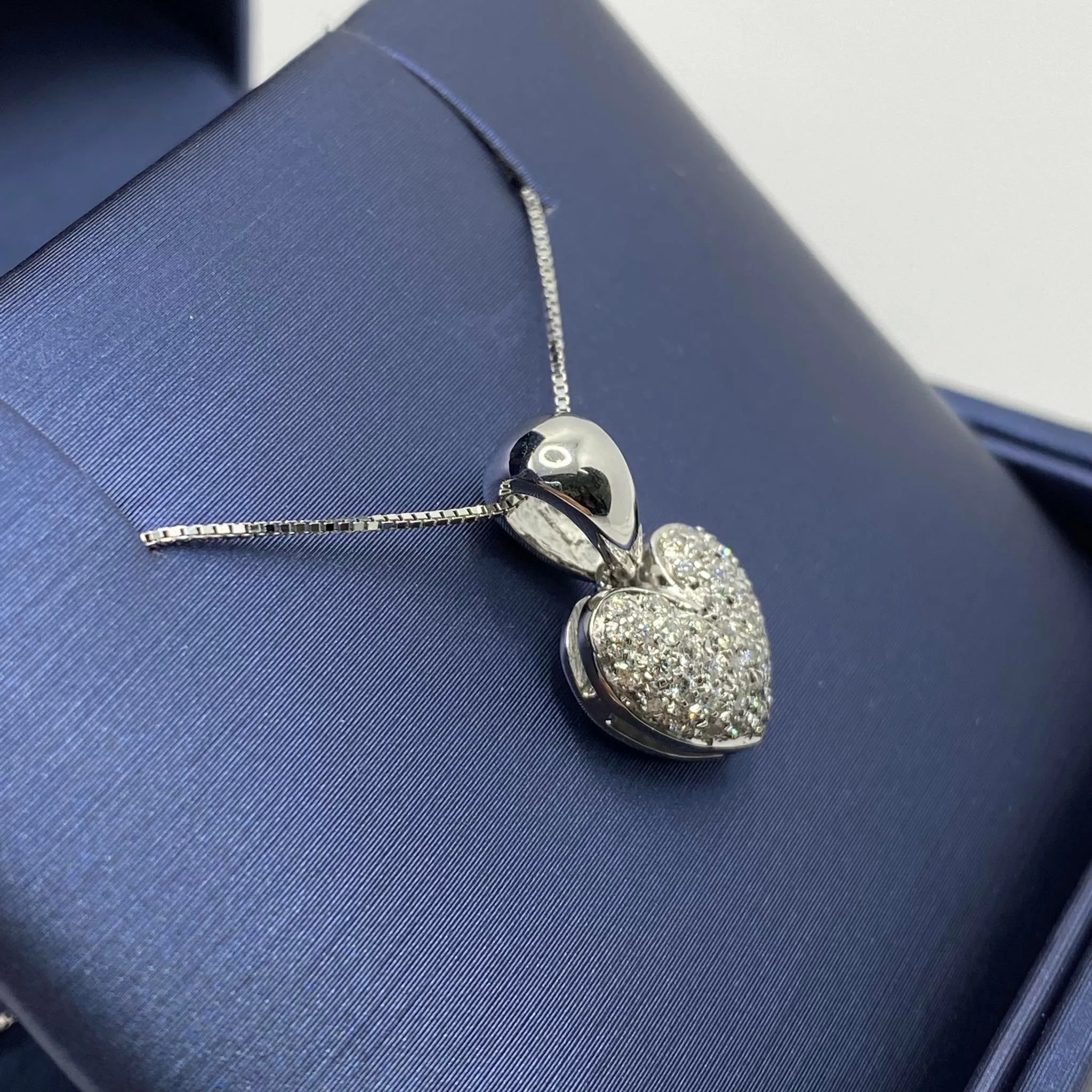 Collana a Cuore in Oro Bianco e Brillanti Ct. 0.35