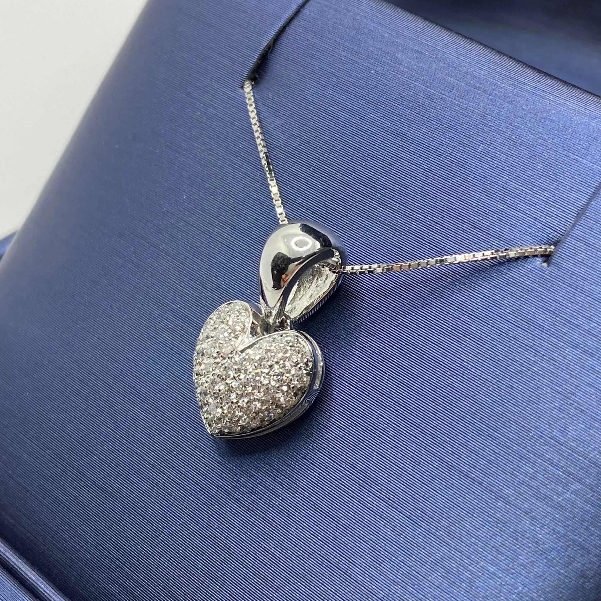 Collana a Cuore in Oro Bianco e Brillanti Ct. 0.35