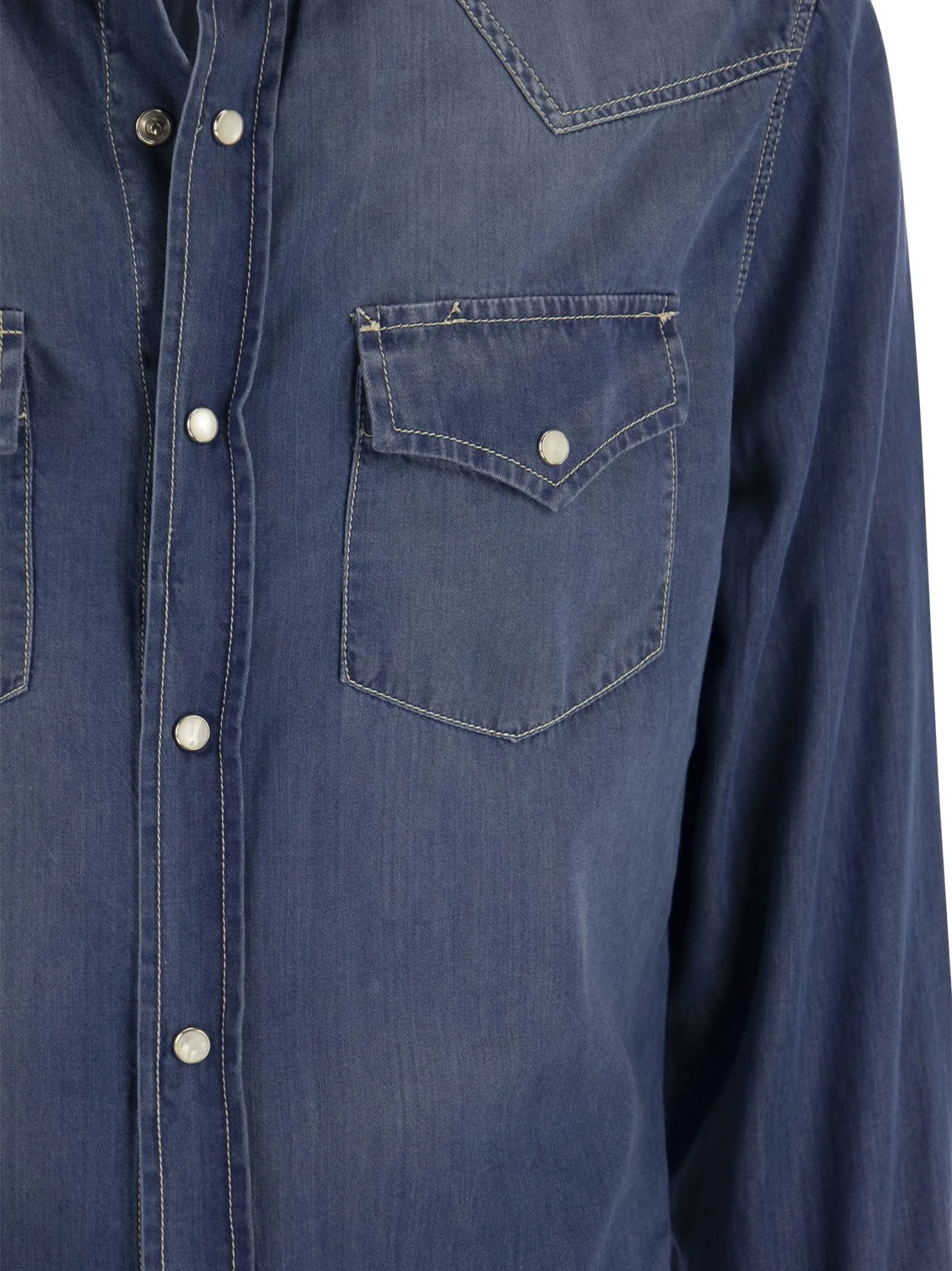 Easy fit shirt in light denim with press studs