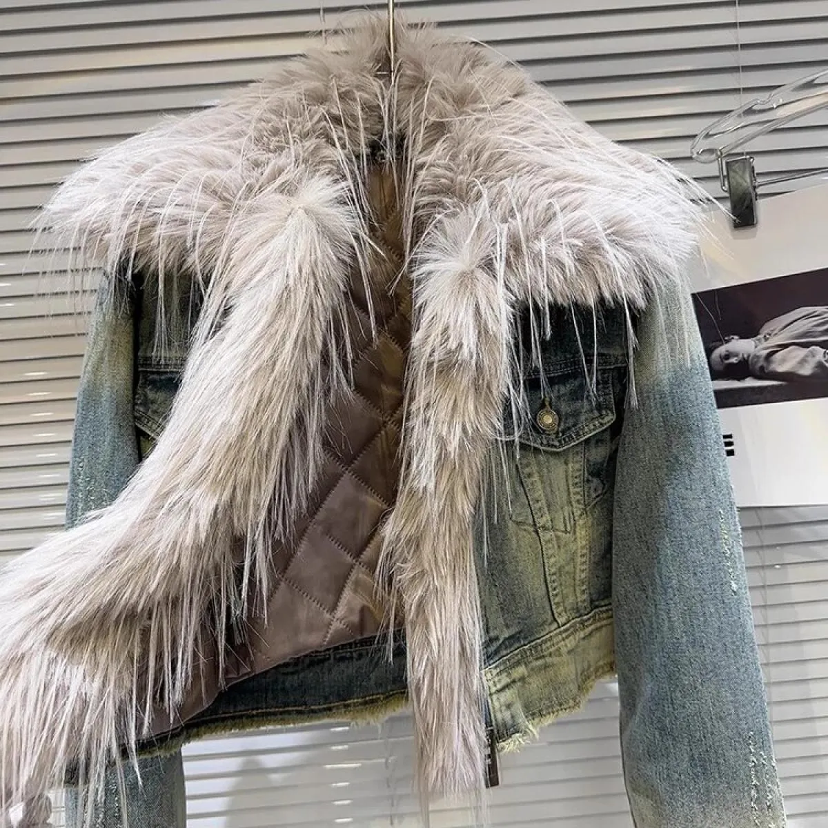 Giacca corta in denim con collo in pelliccia da donna, la più recente giacca invernale 2022 di High Street