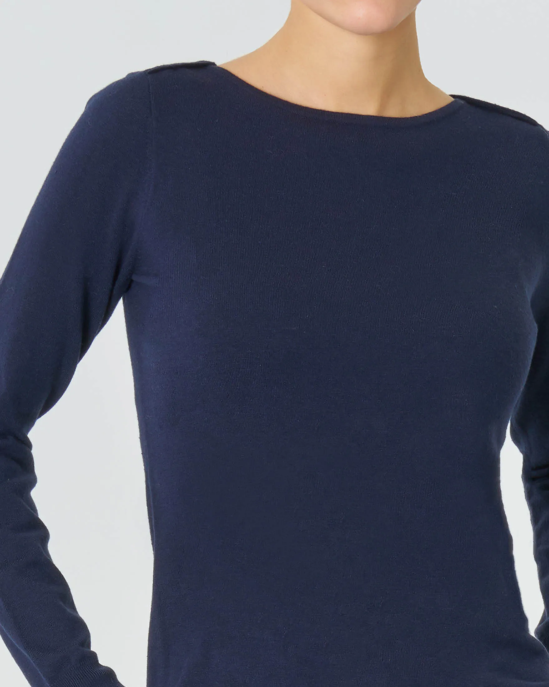 Maglia in seta e lana blu con scollo a barchetta
