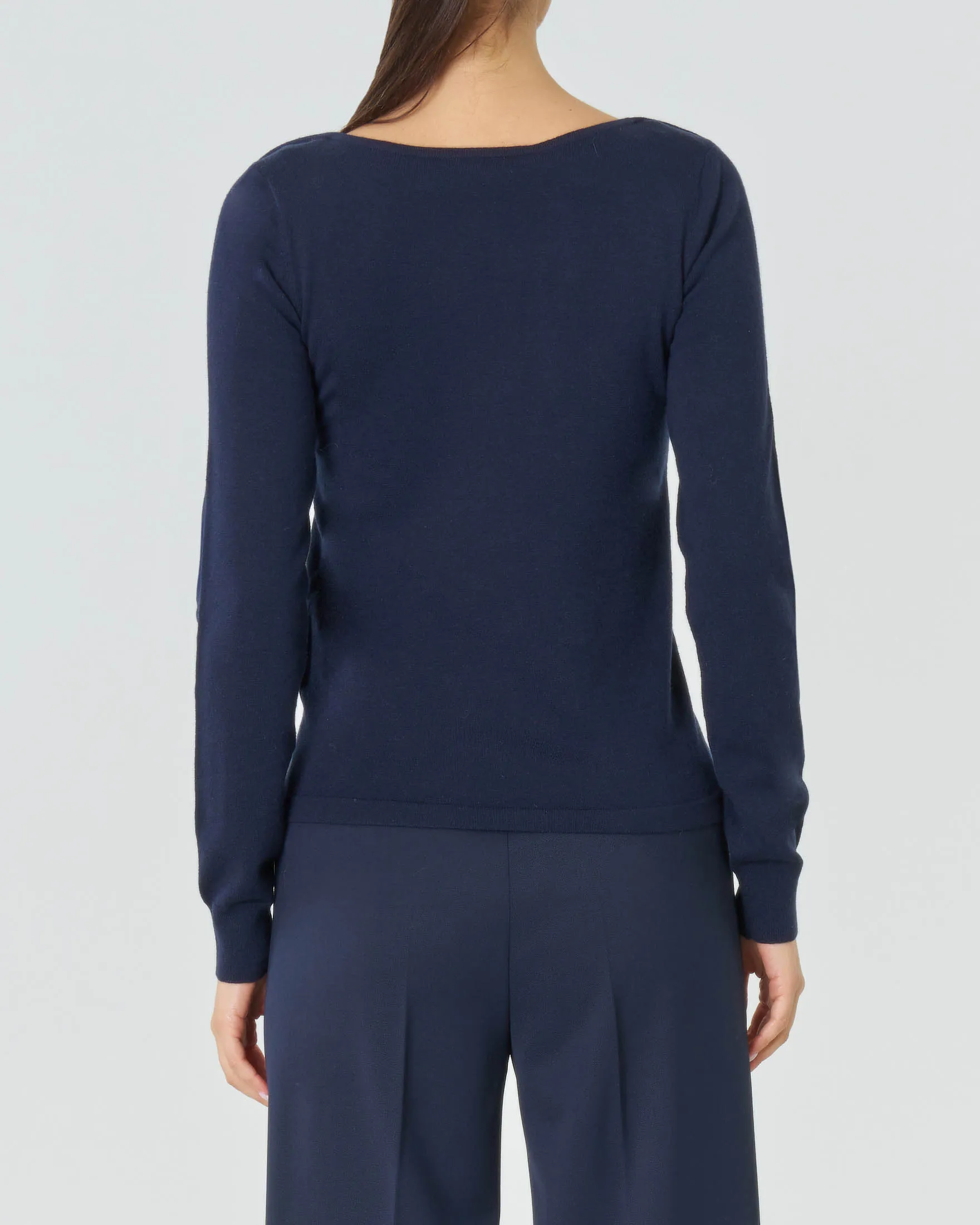 Maglia in seta e lana blu con scollo a barchetta