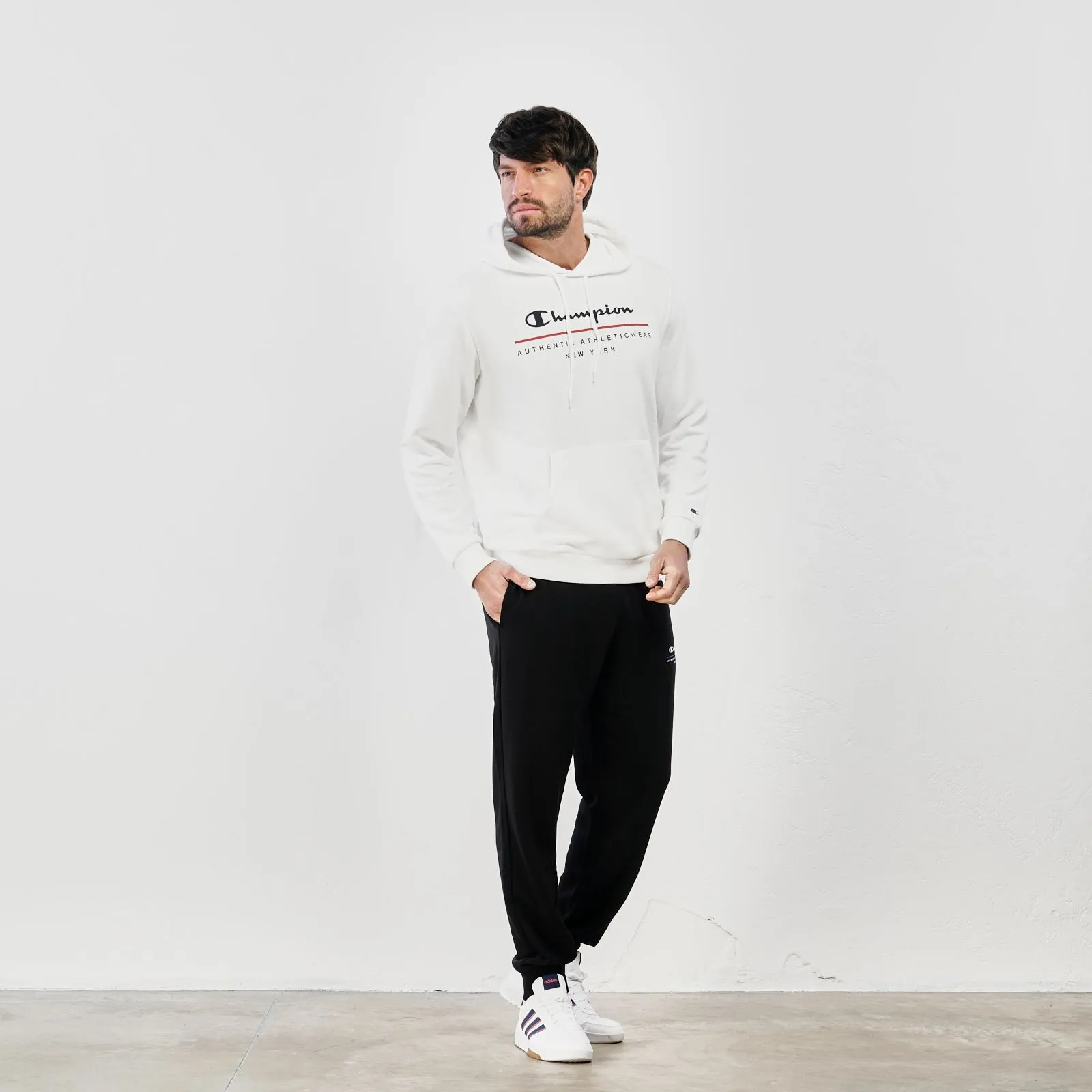 Pantaloni neri sportivi con tasche