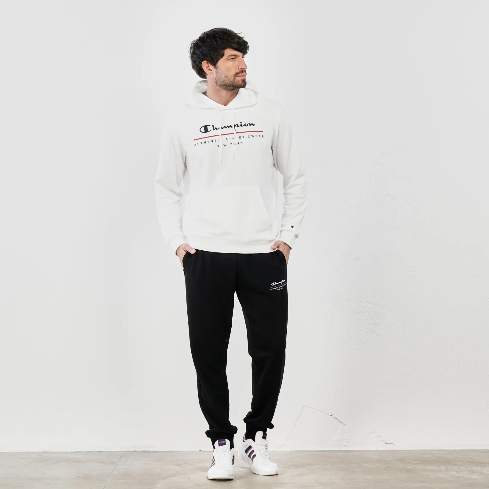 Pantaloni neri sportivi con tasche