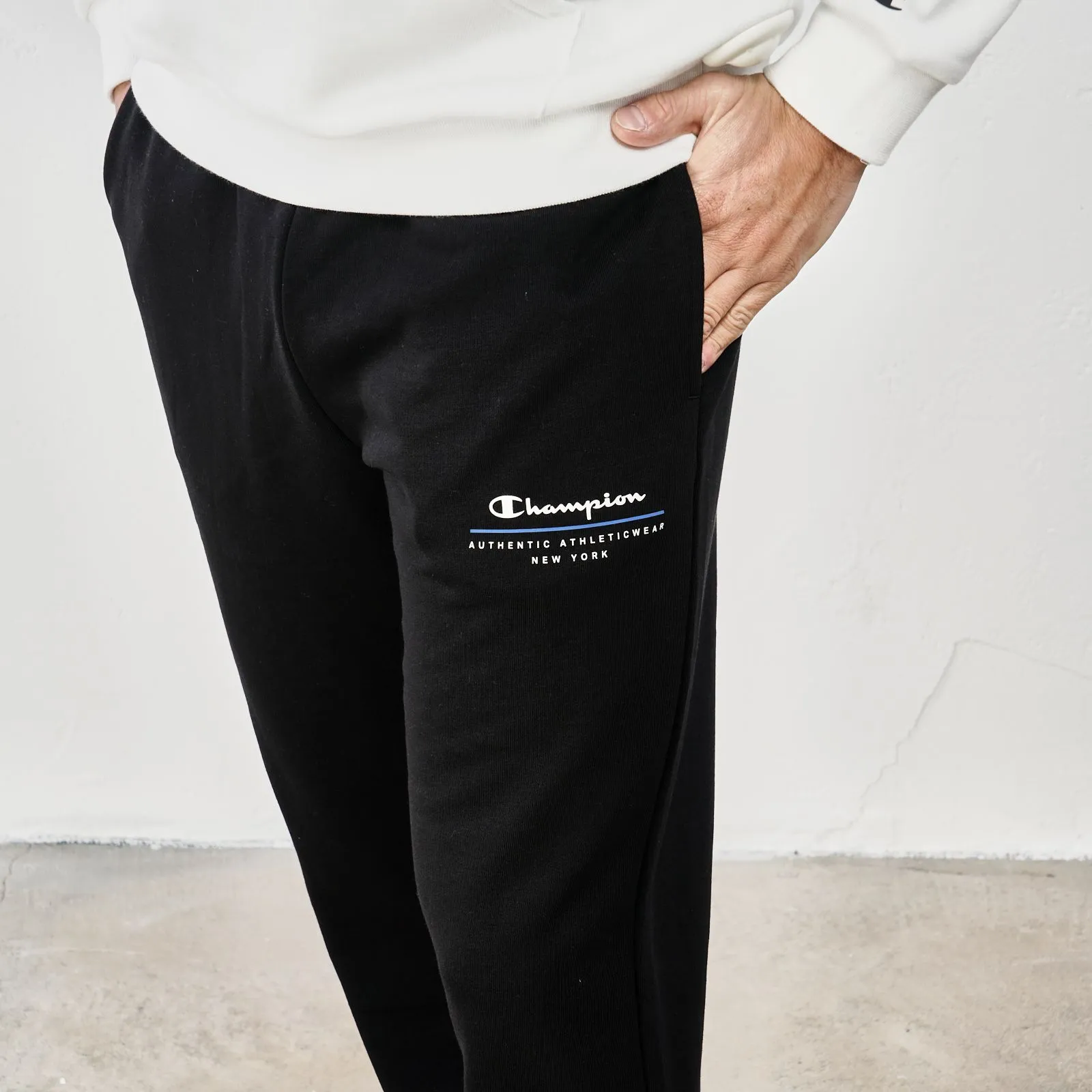 Pantaloni neri sportivi con tasche