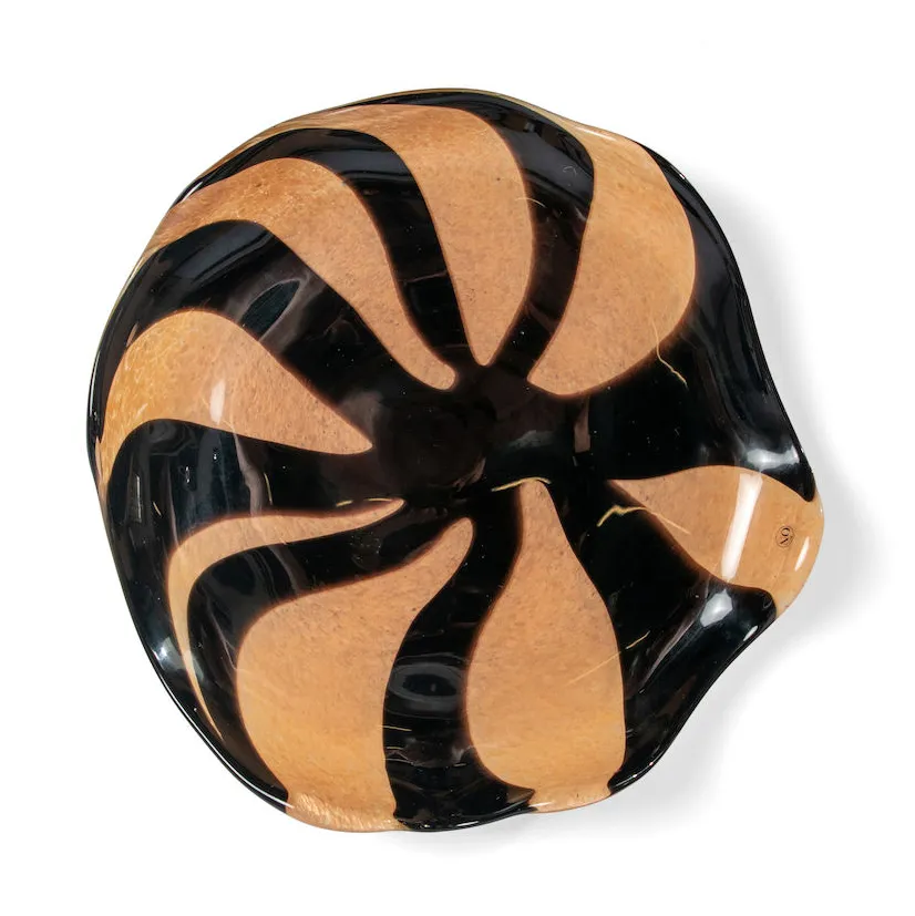 Piattino Curve nero-beige.jo{font-size:18px}M