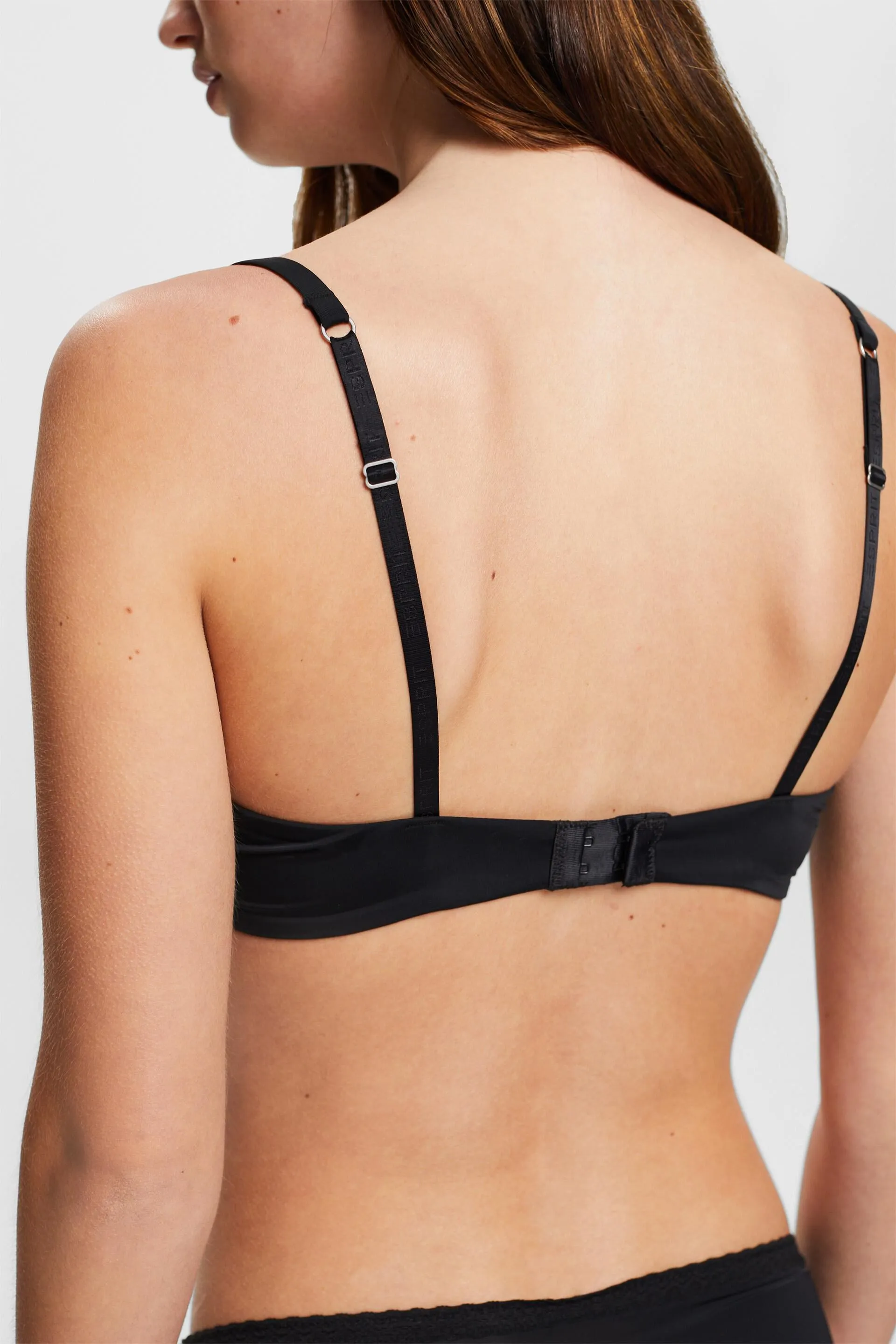 Reggiseno imbottito e con ferretto, realizzato in microfibra con bordo in pizzo