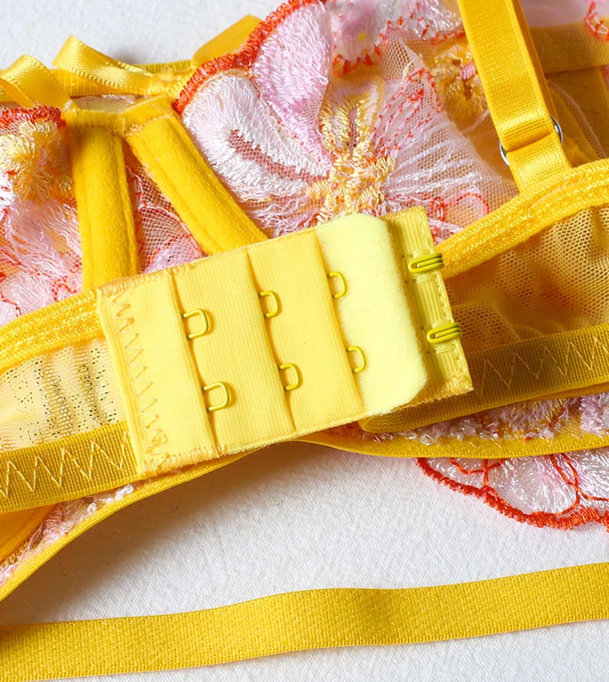 Set di biancheria intima con ricamo floreale giallo Donna Pizzo esotico 3 pezzi Intimo Lady Reggiseno push-up Grattugie Reggisen