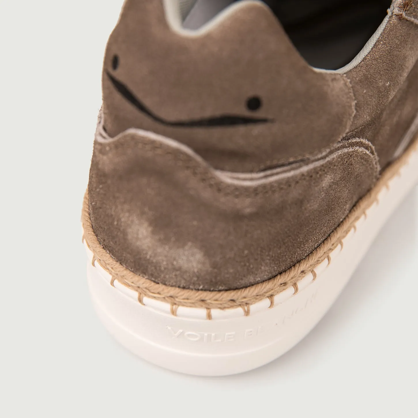 SNEAKER IN PELLE SCAMOSCIATA TAUPE CON INSERTO IN CORDA