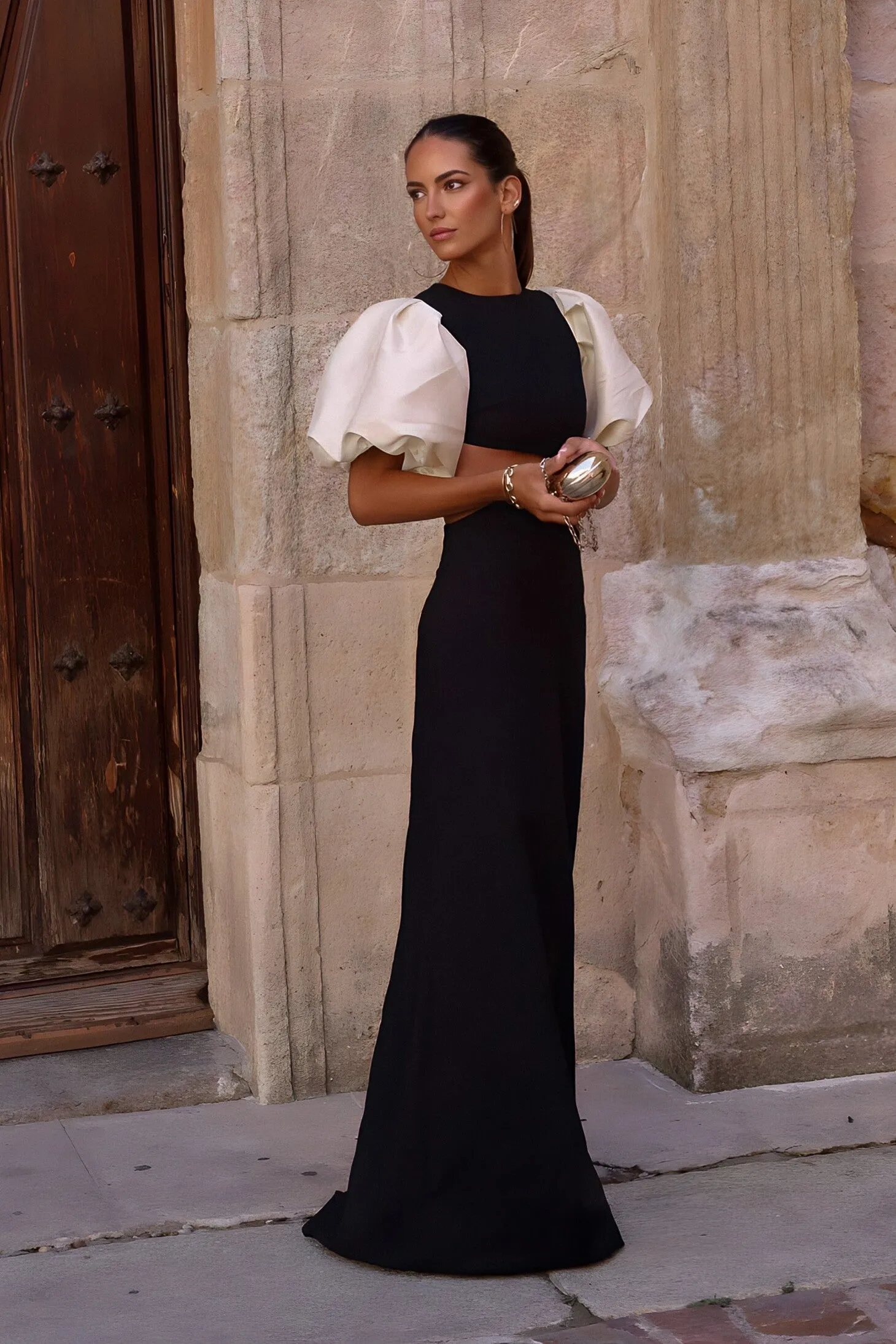 VESTITO NERO CON MANICHE DI PERLE