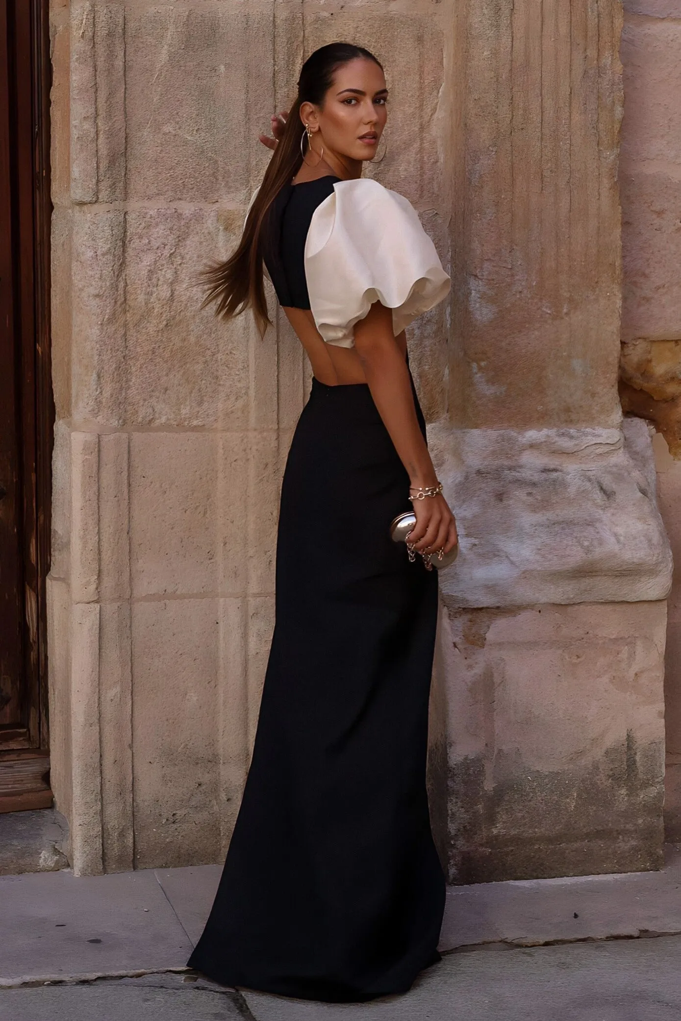 VESTITO NERO CON MANICHE DI PERLE